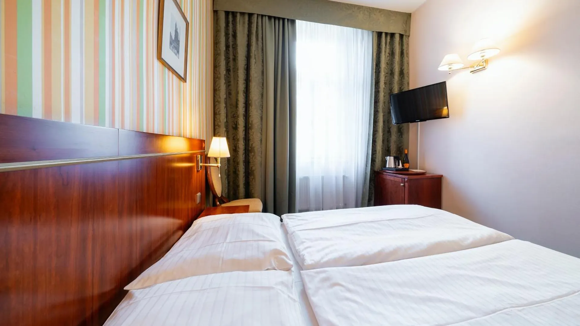 Hotel Raffaello Prague 4*,